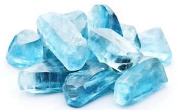 tezeren_beautiful_and_shining_raw_Aquamarine_stones_high_resolu_44a3e1e2-c2ec-436d-8283-ca5a88fc93cb